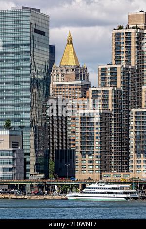 Il caratteristico tetto piramidale dorato del New York Life Insurance Company Building è facile da individuare nello skyline di Midtown Manhattan. Foto Stock