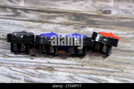 temperamatite manuale, puntatore, parer o topper, uno strumento per affilare il punto di scrittura di una matita rasandone la superficie usurata, i resti dopo Foto Stock