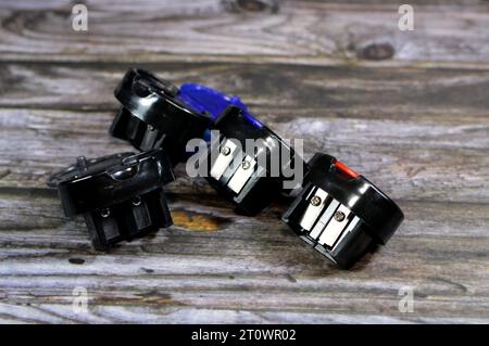 temperamatite manuale, puntatore, parer o topper, uno strumento per affilare il punto di scrittura di una matita rasandone la superficie usurata, i resti dopo Foto Stock