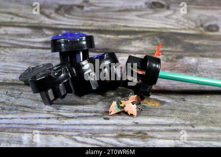 temperamatite manuale, puntatore, parer o topper, uno strumento per affilare il punto di scrittura di una matita rasandone la superficie usurata, i resti dopo Foto Stock