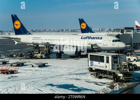 Aeroporto di Sofia, Bulgaria, gennaio 27 2014, aerei passeggeri Lufthansa allineati ai cancelli nella neve invernale dell'aeroporto di Sofia Foto Stock