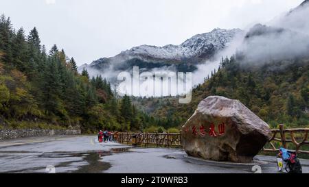 ABA, CINA - 9 OTTOBRE 2023 - i turisti apprezzano il paesaggio autunnale nel punto panoramico di Bipenggou ad Aba, provincia del Sichuan, Cina, 9 ottobre 2023. Foto Stock