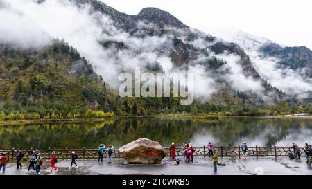 ABA, CINA - 9 OTTOBRE 2023 - i turisti apprezzano il paesaggio autunnale nel punto panoramico di Bipenggou ad Aba, provincia del Sichuan, Cina, 9 ottobre 2023. Foto Stock