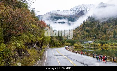 ABA, CINA - 9 OTTOBRE 2023 - i turisti apprezzano il paesaggio autunnale nel punto panoramico di Bipenggou ad Aba, provincia del Sichuan, Cina, 9 ottobre 2023. Foto Stock