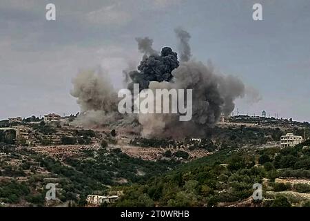 9 ottobre 2023, Libano, Dhaira: Fumo denso di un attacco missilistico israeliano nella periferia del villaggio meridionale libanese di Dhaira dopo che diversi militanti si sono infiltrati in Israele. Israele ha detto di aver "ucciso un certo numero di sospettati armati” che hanno attraversato il confine dal Libano, a seguito della massiccia escalation di violenza tra palestinesi e Stato ebraico. (Migliore qualità possibile) foto: Marwan Naamani/dpa Foto Stock