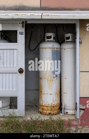 Un magazzino in cui vengono immagazzinati i contenitori di gas Foto Stock