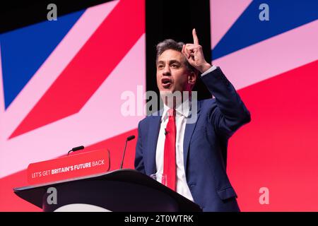 Liverpool, Regno Unito. 9 ottobre 2023. Ed Miliband Segretario di Stato ombra per la sicurezza energetica e Net Zero discorso, il 2° giorno della Conferenza del lavoro. 2023.Liverpool Regno Unito. Crediti: GaryRobertsphotography/Alamy Live News Foto Stock