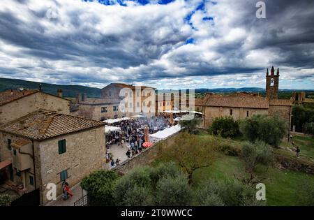 Monteriggioni Toscana Italia settembre 2023 Monteriggioni è un comune italiano della provincia di Siena. Confina con i comuni Foto Stock