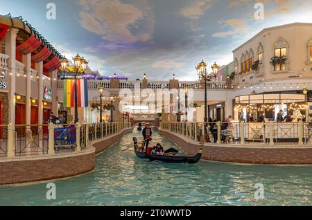 Giro in gondola sul canale interno al Villaggio Mall, Doha, Qatar Foto Stock