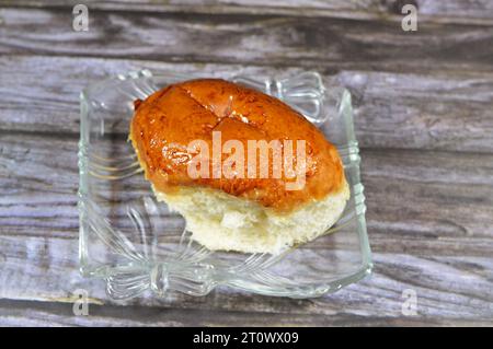 Brioche Sweet Buns, pane di origine francese il cui elevato contenuto di uova e burro gli conferisce una grumb ricca e tenera, leggera e leggermente soffice, accentuata Foto Stock