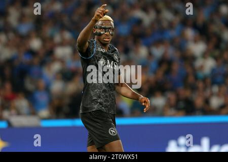 Victor Osimhen della SSC Napoli gestisce durante la partita di serie A tra SSC Napoli e ACF Fiorentina allo Stadio Maradona l'8 ottobre 2023 a Napoli. Foto Stock