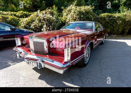 Sofia, Bulgaria - 8 ottobre 2023: Bazar autunnale retrò a Sofia su auto vecchie o retrò, pezzi di ricambio, letteratura automobilistica socialista e occidentale, LINCOLN con Foto Stock