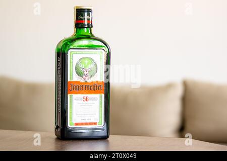 OSTRAVA, REPUBBLICA CECA - 21 GIUGNO 2023: Bottiglia di vetro di distillato di erbe Jagermeister in soggiorno Foto Stock