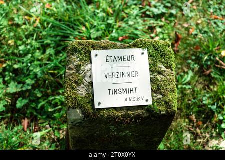 Targa commemorativa nell'ex sito di Fleury-devant-Douaumont che fu abbandonata e distrutta durante la battaglia di Verdun (Verdun/Francia) Foto Stock