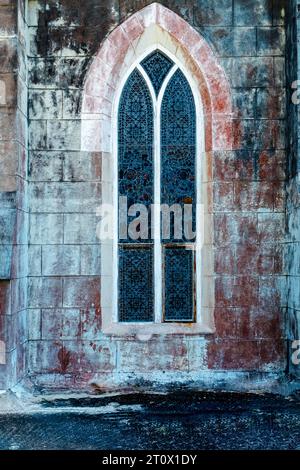 Finestra della chiesa con una finestra ad arco o in stile lancet. Foto Stock