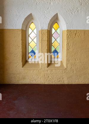 Due finestre della chiesa con vetrate colorate, stile lancetta ad arco, vista dall'interno Foto Stock