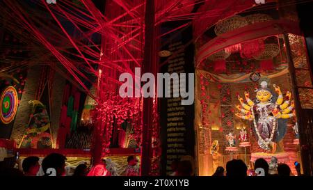 Howrah, Bengala Occidentale, India- 3 ottobre 2022 : l'idolo Durga splendidamente decorato viene adorato all'interno del puja pandal. Durga Puja è un grande festival. Foto Stock