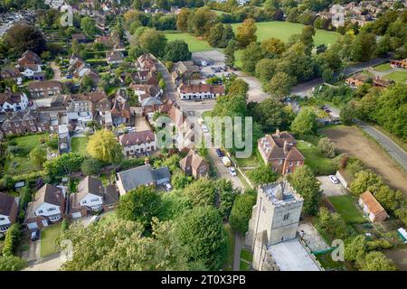 Vista droni dell'East Malling Village nel Kent, Inghilterra, Regno Unito Foto Stock