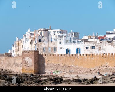 Case costiere bianche tradizionali a Essaouira, Marocco, in un pomeriggio soleggiato - foto paesaggistiche Foto Stock