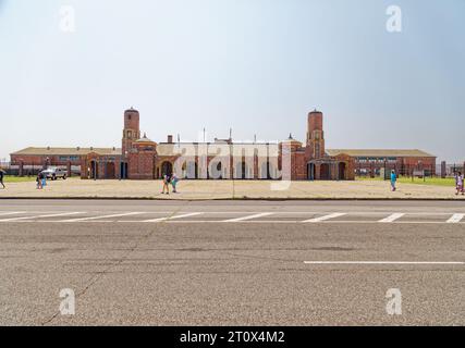 Landmark Riis Park Bathhouse, costruito nel 1932 in stile Art Deco. Foto pre-restauro/ristrutturazione (luglio 2019) mostra la struttura in rovina. Foto Stock