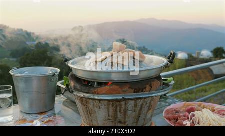 Moo Kata, grigliata di maiale tailandese su teglia calda Foto Stock