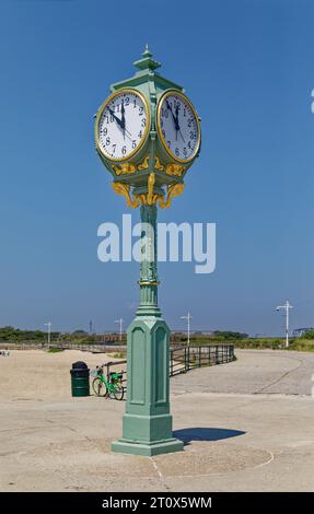 Il National Park Service restaurò il Wise Clock al Jacob Riis Park nel 2019, pochi mesi prima di questa foto. Foto Stock