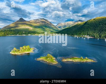 Vista aerea di un gruppo di isole nella parte occidentale del Loch Leven, ha lasciato l'isola di discussione ricca di storia, sopra di essa il Pap of, alto 742 metri Foto Stock