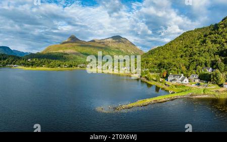 Panorama aereo del lago d'acqua dolce loch Leven con l'ex Pier House nel villaggio di Glen Coe, sopra il Pap di Glencoe, alto 742 metri Foto Stock