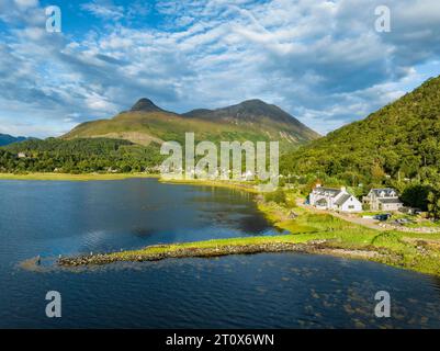 Vista aerea del lago d'acqua dolce loch Leven con l'ex Pier House nel villaggio di Glen Coe, sopra il quale si trova il Pap of, alto 742 metri Foto Stock