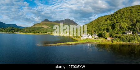 Panorama aereo del lago d'acqua dolce loch Leven con l'ex Pier House nel villaggio di Glen Coe, sopra il Pap di Glencoe, alto 742 metri Foto Stock