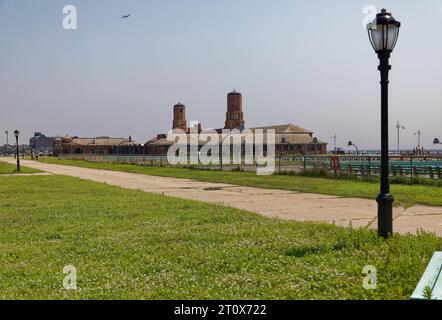 Landmark Riis Park Bathhouse, costruito nel 1932 in stile Art Deco. Foto pre-restauro/ristrutturazione (luglio 2019) mostra la struttura in rovina. Foto Stock