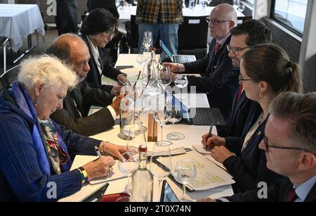 Amburgo, Germania. 9 ottobre 2023. Eric Dupond-Moretti (2° da sinistra), Ministro della giustizia di Frnakreich, tiene una discussione bilaterale con Marco Buschmann (3° da destra, FDP), Ministro federale della giustizia, nell'ambito del ritiro franco-tedesco. Credito: John MacDougall/POOL/dpa/Alamy Live News Foto Stock