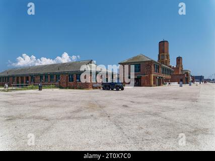 Landmark Riis Park Bathhouse, costruito nel 1932 in stile Art Deco. Foto pre-restauro/ristrutturazione (luglio 2019) mostra la struttura in rovina. Foto Stock