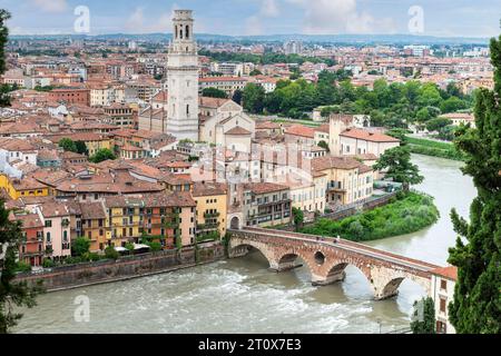 Verona, Italia - 13 giugno 2023; vista panoramica ad alto livello sulla città lungo il fiume Adige con Ponte pietra e Cattedrale di sa Foto Stock