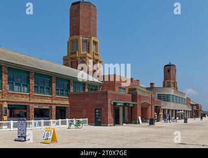 Landmark Riis Park Bathhouse, costruito nel 1932 in stile Art Deco. Foto pre-restauro/ristrutturazione (luglio 2019) mostra la struttura in rovina. Foto Stock