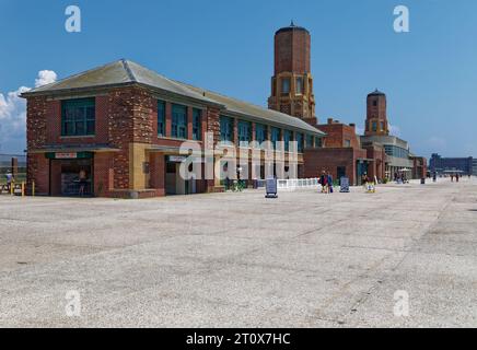 Landmark Riis Park Bathhouse, costruito nel 1932 in stile Art Deco. Foto pre-restauro/ristrutturazione (luglio 2019) mostra la struttura in rovina. Foto Stock