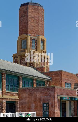 Landmark Riis Park Bathhouse, costruito nel 1932 in stile Art Deco. Foto pre-restauro/ristrutturazione (luglio 2019) mostra la struttura in rovina. Foto Stock