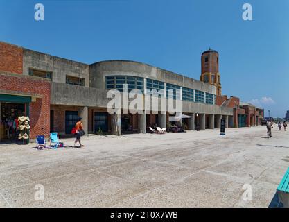 Landmark Riis Park Bathhouse, costruito nel 1932 in stile Art Deco. Foto pre-restauro/ristrutturazione (luglio 2019) mostra la struttura in rovina. Foto Stock