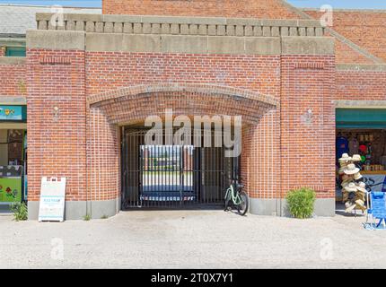 Landmark Riis Park Bathhouse, costruito nel 1932 in stile Art Deco. Foto pre-restauro/ristrutturazione (luglio 2019) mostra la struttura in rovina. Foto Stock