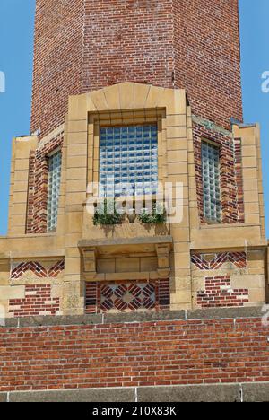 Landmark Riis Park Bathhouse, costruito nel 1932 in stile Art Deco. Foto pre-restauro/ristrutturazione (luglio 2019) mostra la struttura in rovina. Foto Stock