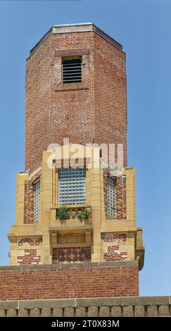 Landmark Riis Park Bathhouse, costruito nel 1932 in stile Art Deco. Foto pre-restauro/ristrutturazione (luglio 2019) mostra la struttura in rovina. Foto Stock