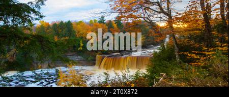 Vista delle cascate di Upper Tahquamenon in autunno, Michigan Foto Stock