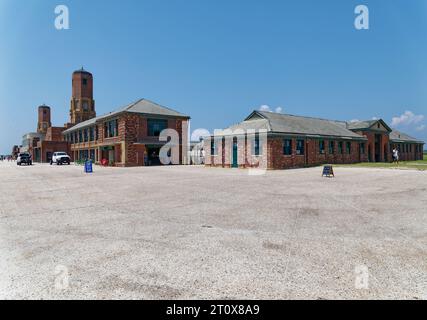 Landmark Riis Park Bathhouse, costruito nel 1932 in stile Art Deco. Foto pre-restauro/ristrutturazione (luglio 2019) mostra la struttura in rovina. Foto Stock