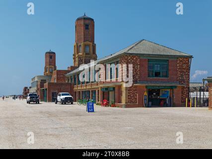 Landmark Riis Park Bathhouse, costruito nel 1932 in stile Art Deco. Foto pre-restauro/ristrutturazione (luglio 2019) mostra la struttura in rovina. Foto Stock