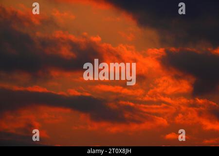 Nuvole al tramonto sul fiume Trebel, parco naturale del paesaggio del fiume Peene Valley, Meclemburgo-Pomerania occidentale, Germania Foto Stock