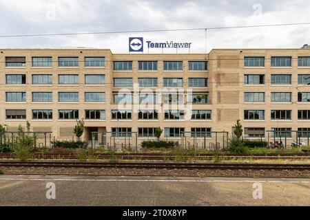 Sede centrale di TeamViewer con logo aziendale, software di manutenzione remota, Bahnhofsplatz Goeppingen, Baden-Wuerttemberg, Germania Foto Stock