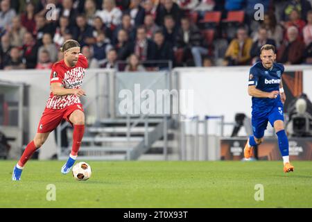 Lucas HOELER SC Freiburg ha lasciato in duello con Vladimir COUFAL West Ham United Foto Stock