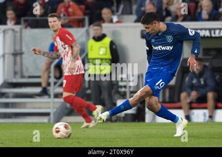 Edson ALVAREZ West Ham United passa al suo compagno di squadra Foto Stock