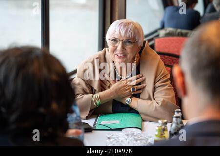 Deutsch-Franzoesische Kabinettsklausur ad Amburgo Claudia Roth Staatsministerin fuer Kultur bei der gemeinsamen Hafenrundfahrten und den bilateralen Gespraechen auf der Elbe, Amburgo, 09.10.2023 Amburgo Deutschland *** ritiro di governo tedesco-francese ad Amburgo Claudia Roth Ministro di Stato per la cultura alla crociera portuale congiunta e colloqui bilaterali sul fiume Elba, Amburgo, 09 10 2023 Amburgo Germania credito: Imago/Alamy Live News Foto Stock