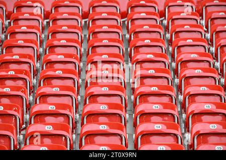 Posti a sedere vuoti rossi, tribuna, MHPArena, MHP Arena Stuttgart, Baden-Wuerttemberg, Germania Foto Stock